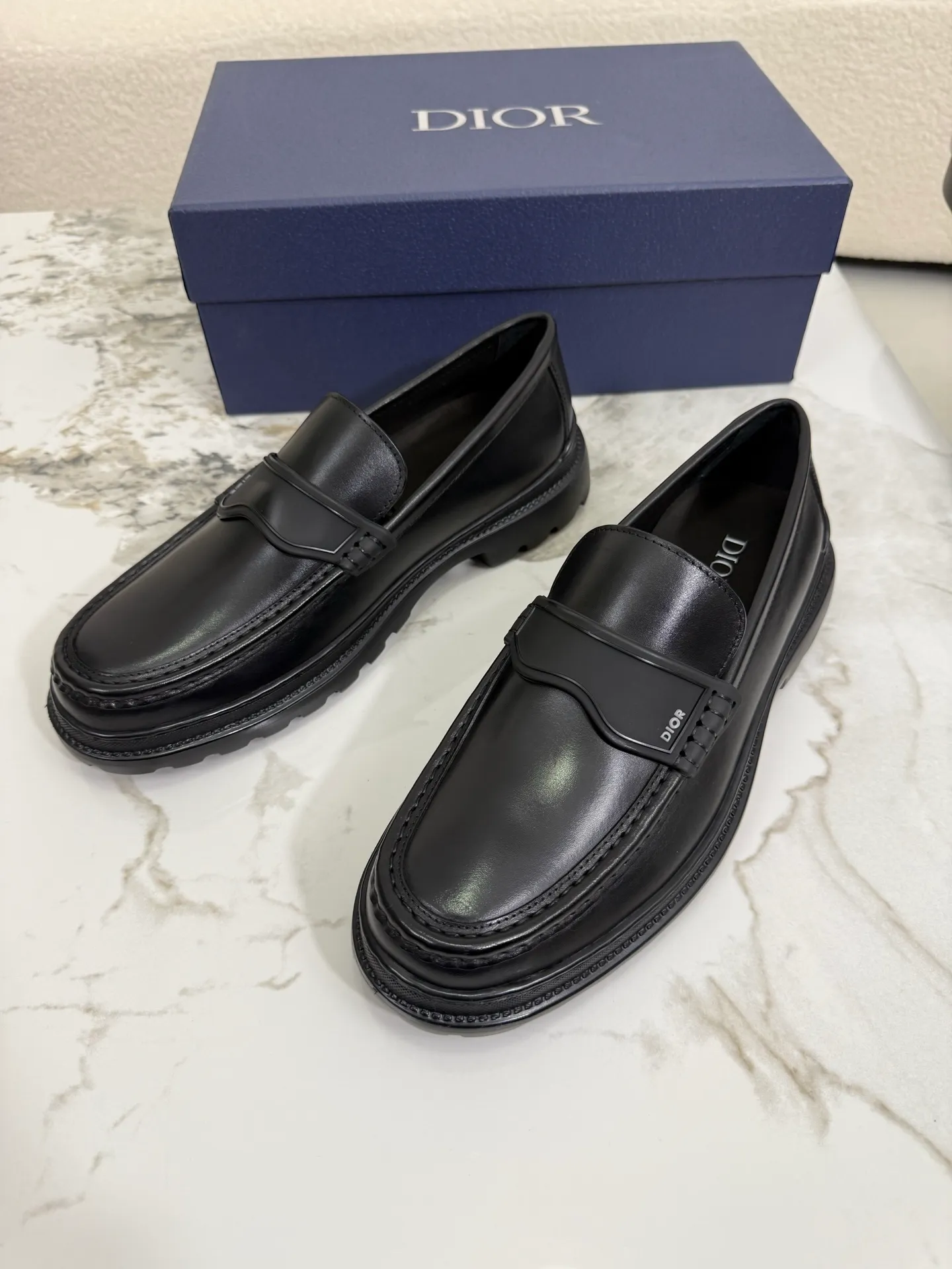 [ DIOR ] Top P: 820💰 ▪️Size: 39-44 (customized for 38.45) Top male leather shoes DIOR Dior combines high-quality materials and exquisite details. The imported cowhide leather upper is embellished with Gancio buckles, showing a luxurious style. Imported cattle. TP sole is light and flexible in texture